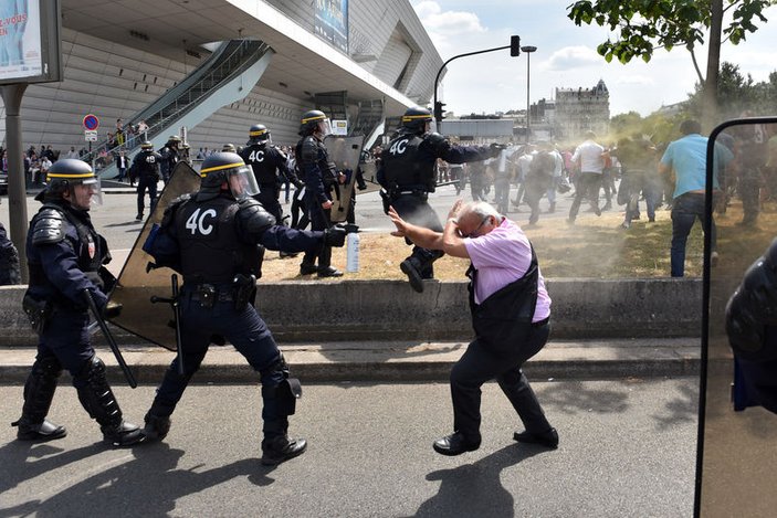 Taksici isyanı Paris'i kilitledi