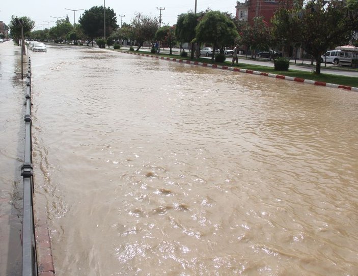 Adana'da patlayan boru hattı sele neden oldu