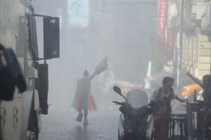 Taksim'deki LGBT yürüyüşünde CHP-HDP zinciri