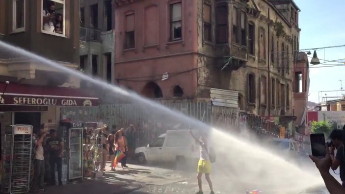 Taksim'deki LGBT yürüyüşünde CHP-HDP zinciri