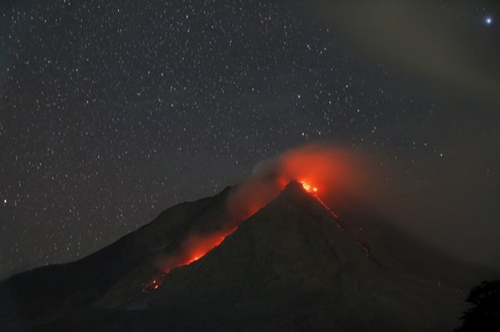 Sinabung Yanardağı'nda patlamalar devam ediyor