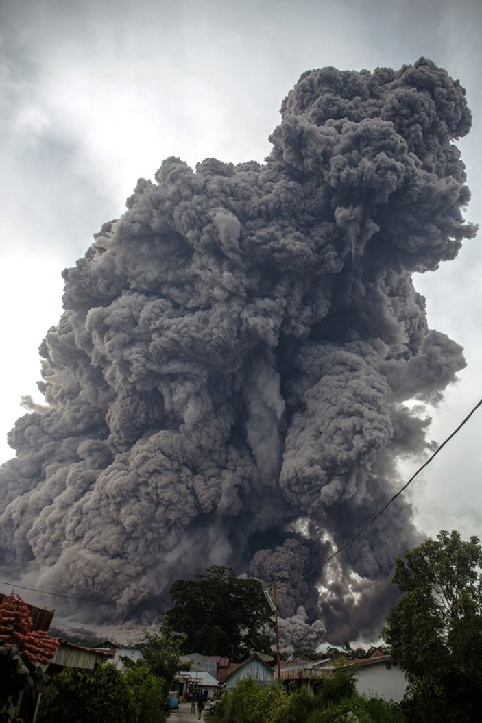 Sinabung Yanardağı'nda patlamalar devam ediyor