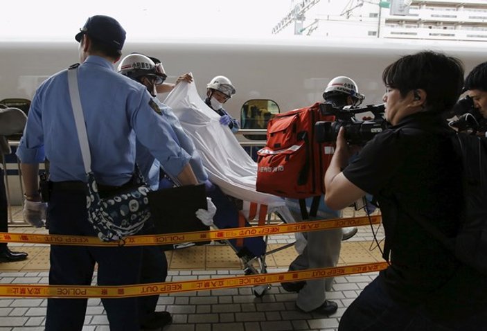 Japonya'da hızlı trende bir kişi kendini yaktı