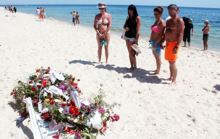 Tunus'ta 38 kişinin öldürüldüğü plajda selfie çekiyorlar