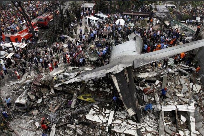 Endonezya'da askeri uçak geneleve çakıldı
