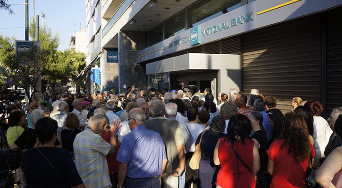Yunanistan'da emekliler maaş kuyruğuna girdi