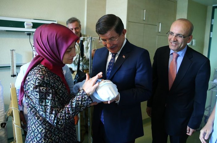 Ahmet Davutoğlu Mehmet Şimşek'in bebeğini ziyarete gitti