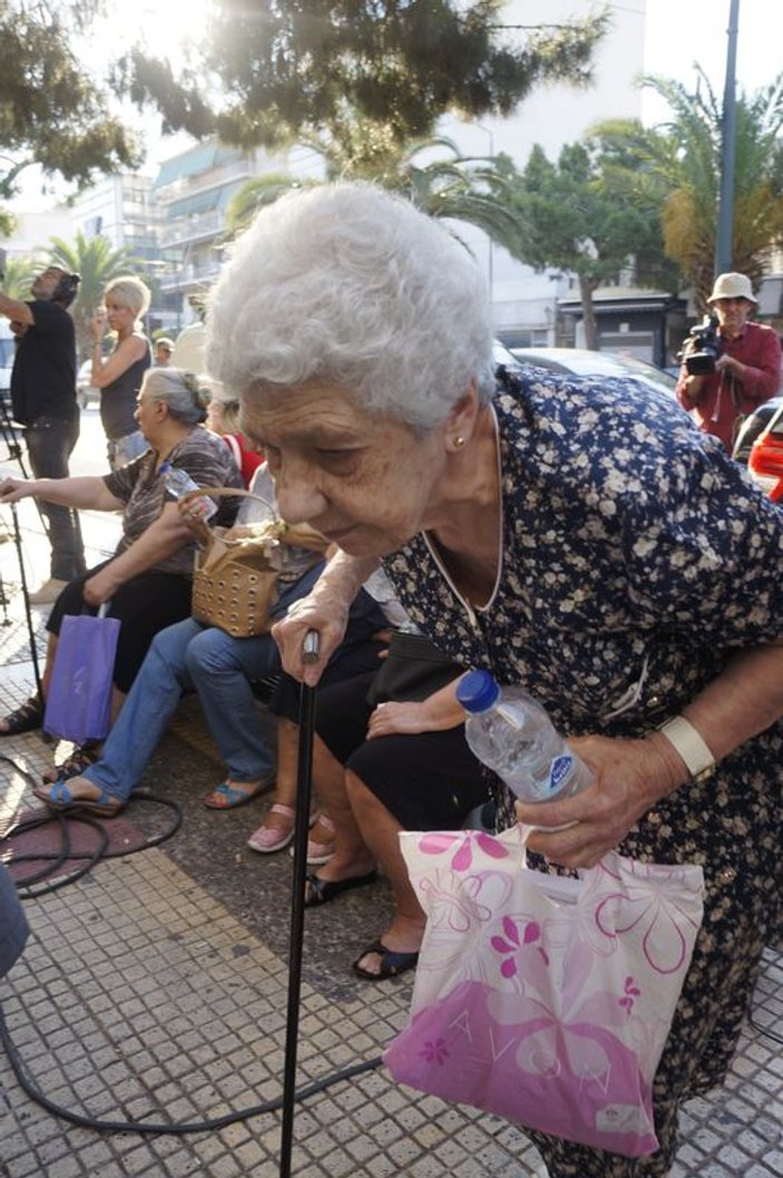 Yunanistan'da emekli maaşını alamayan amcanın isyanı