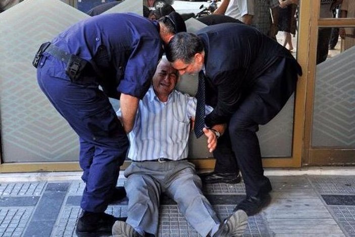 Yunanistan'da emekli maaşını alamayan amcanın isyanı