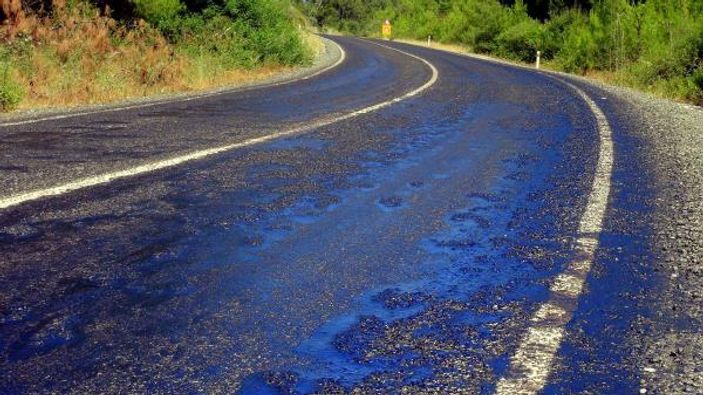 Marmaris'te sıcaktan asfalt eridi