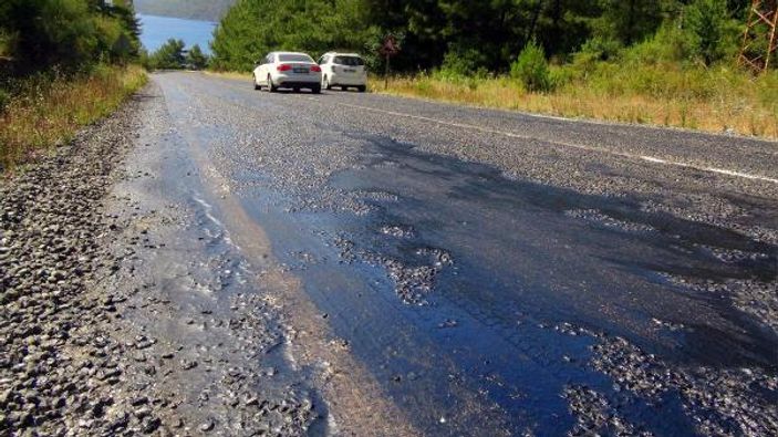 Marmaris'te sıcaktan asfalt eridi