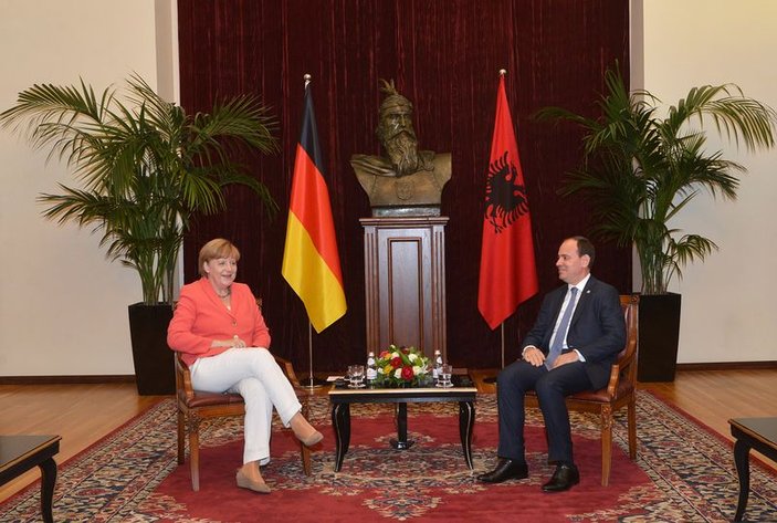 Merkel: Hıristiyan olmayan ülkeler AB'ye giremez algısı yanlış