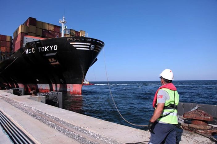 Asyaport Limanı'na ilk gemi yanaştı
