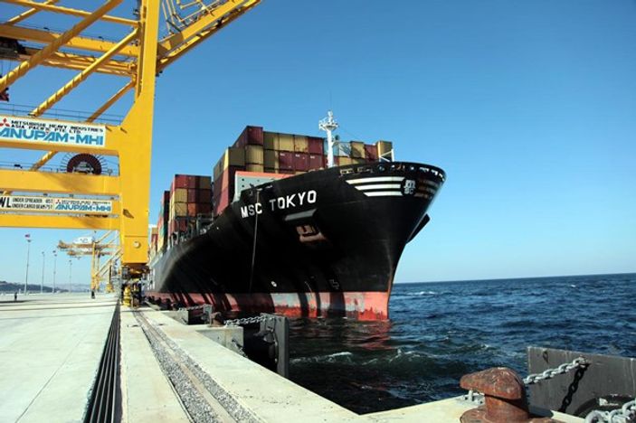 Asyaport Limanı'na ilk gemi yanaştı