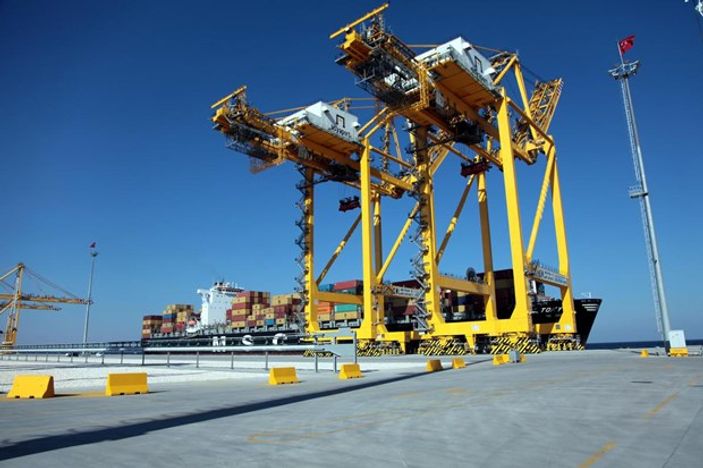 Asyaport Limanı'na ilk gemi yanaştı