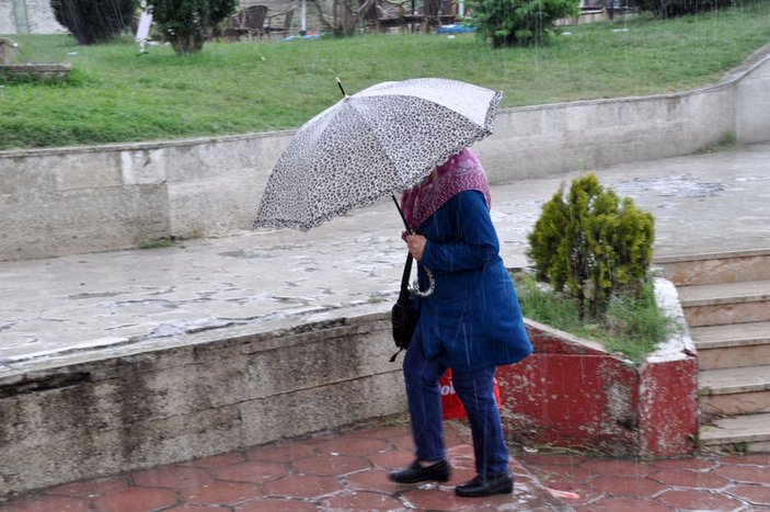 Edirne'de etkili olan sağanak yağış serinletti
