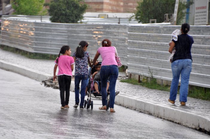 Edirne'de etkili olan sağanak yağış serinletti