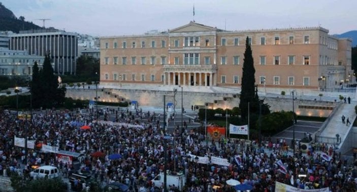 Aleksis Çipras'ın kemer sıkma paketi protesto edildi