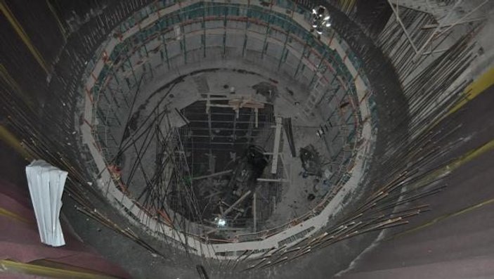 İzmir'de bir sürücü metro inşaatının çukuruna düştü