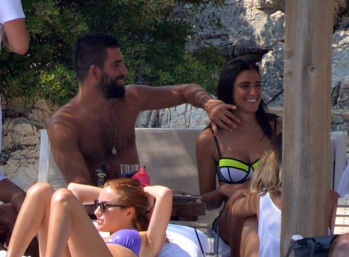 Arda Turan öpmeye doyamadı