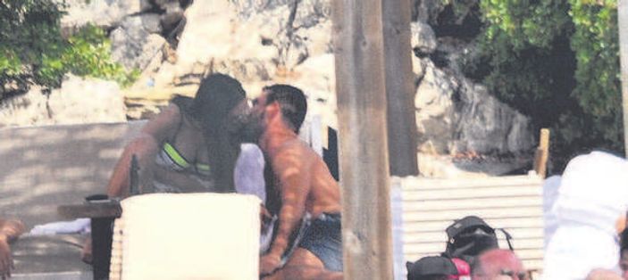 Arda Turan öpmeye doyamadı