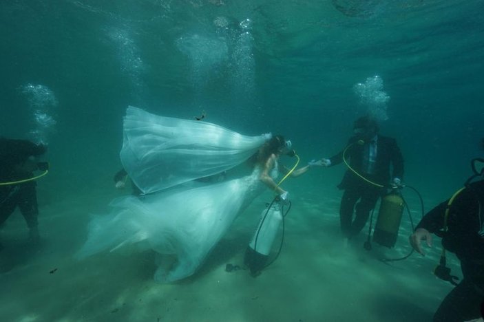 Amatör dalgıç çiftin nikahı denizin altında kıyıldı