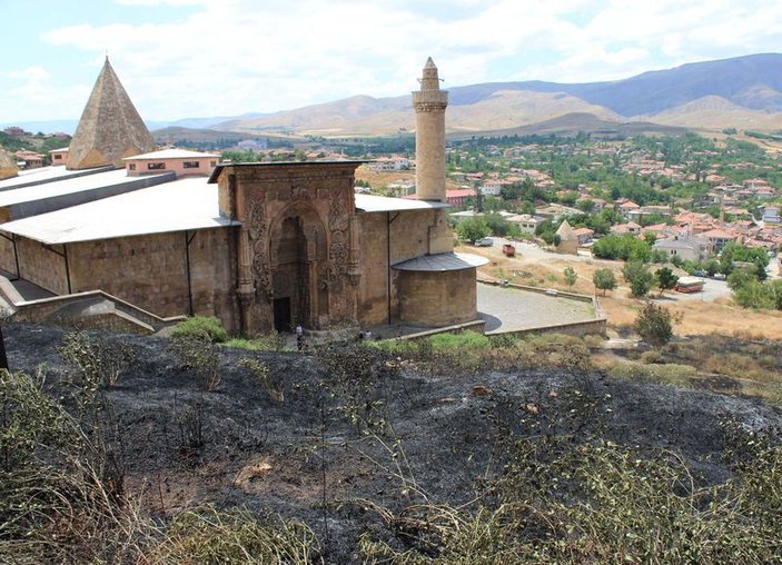 Divriği Ulu Camii yangından kıl payı kurtarıldı
