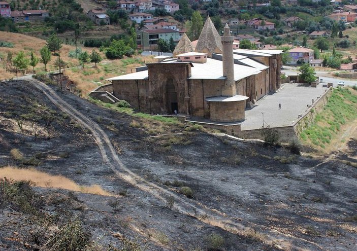 Divriği Ulu Camii yangından kıl payı kurtarıldı