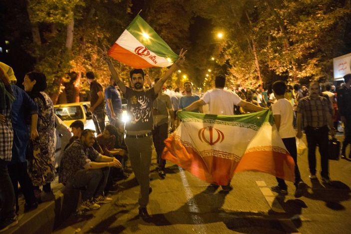 İran'da nükleer anlaşma kutlandı