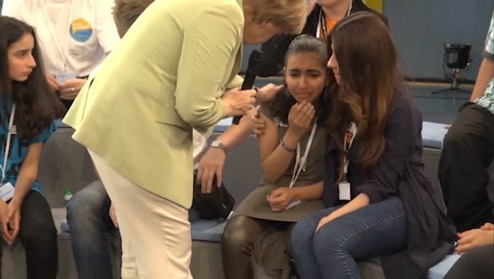 Merkel Filistinli mülteci kızı ağlattı
