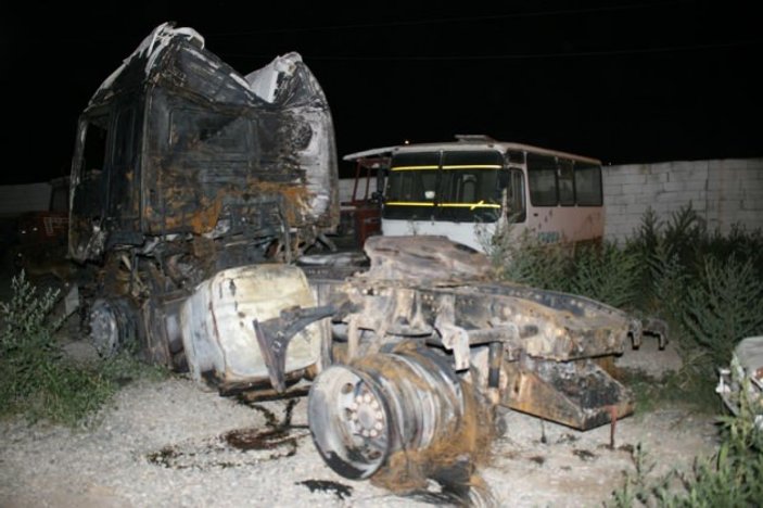 Iğdır'da teröristler yol kesip tırı yaktı