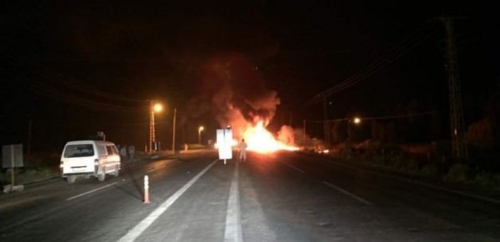 Iğdır'da teröristler yol kesip tırı yaktı