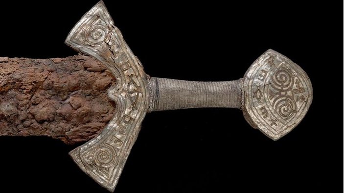 1000 yıllık Viking kılıcı bulundu