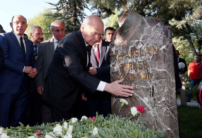 Devlet Bahçeli elini öptürdü