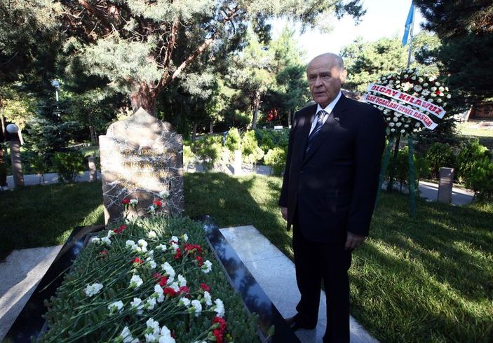 Devlet Bahçeli elini öptürdü