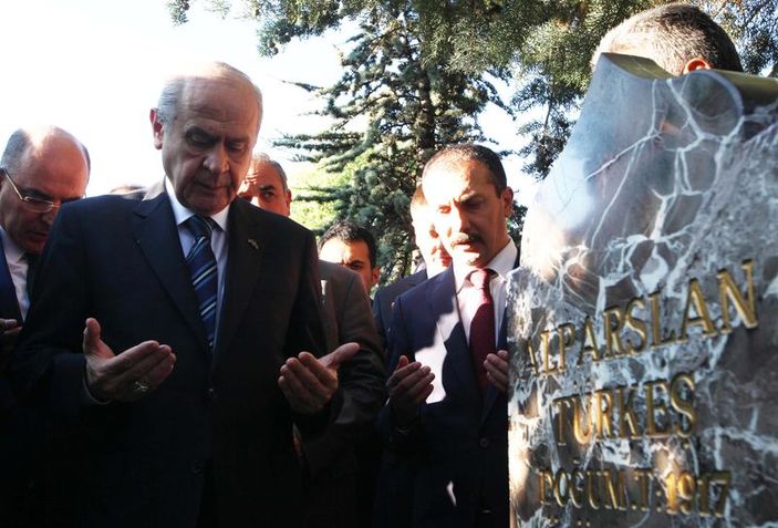 Devlet Bahçeli elini öptürdü