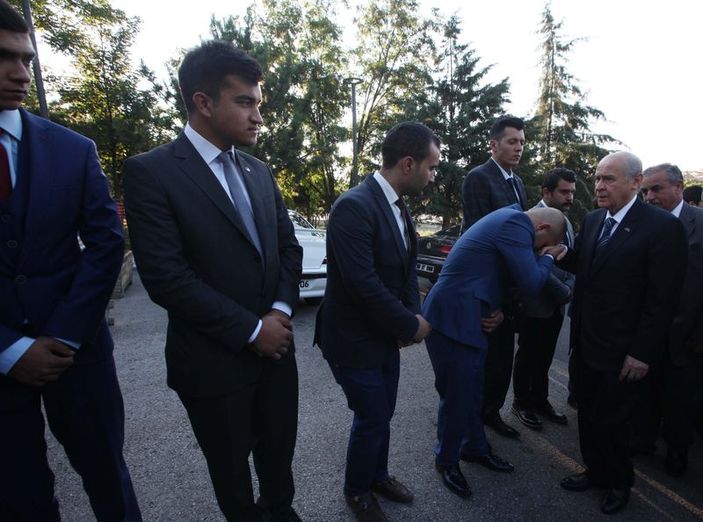 Devlet Bahçeli elini öptürdü