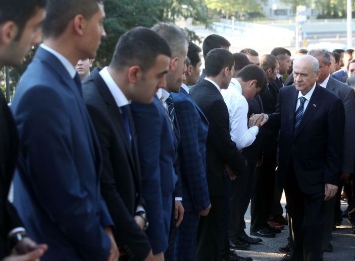 Devlet Bahçeli elini öptürdü