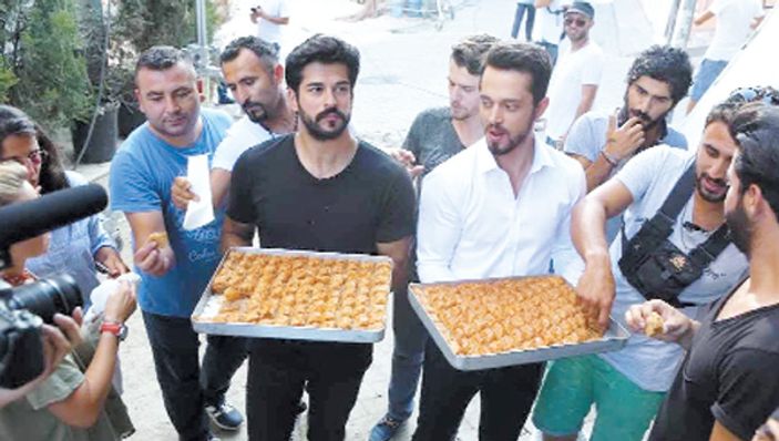 Burak Özçivit ve Murat Boz'dan bayram baklavası