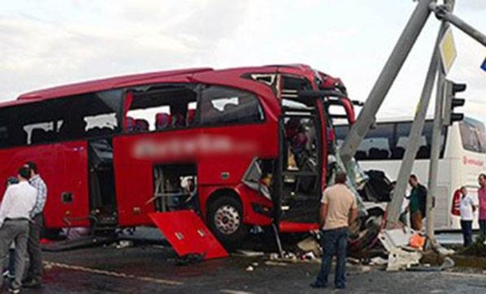 Rize'de otobüs ile otomobil çarpıştı: 1 ölü