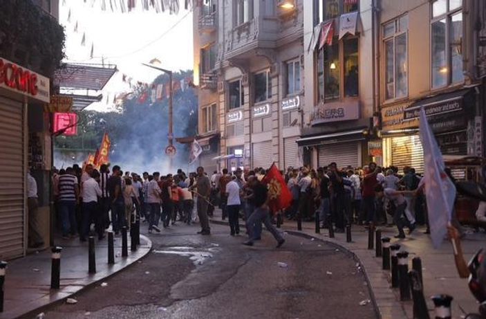 Suruç saldırısı Taksim'de protesto edildi