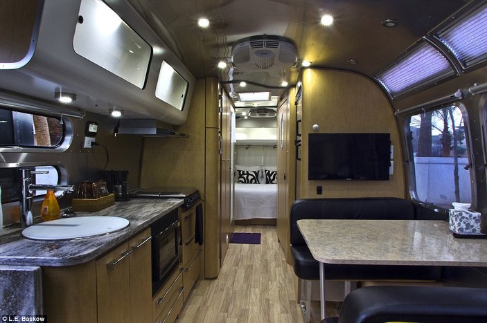 Dolar milyoneri Tony Hsieh karavanda yaşıyor