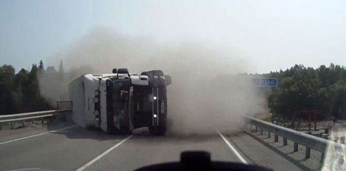 Devrilen tır otomobile metreler kala durdu