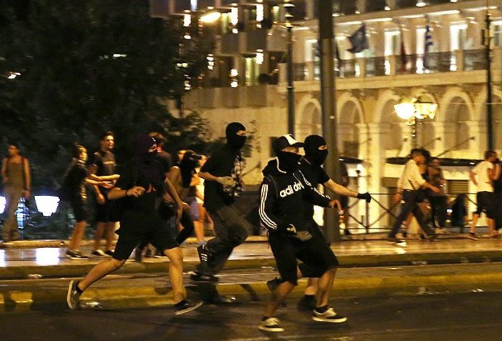 Yunanistan'da protestocular olay çıkardı