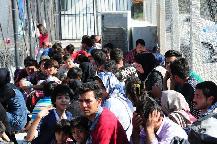 Batmak üzere olan botlardaki kaçaklar kurtarıldı