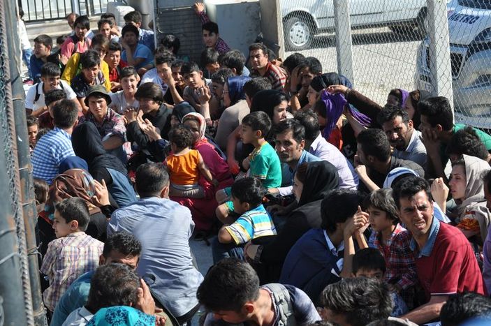 Batmak üzere olan botlardaki kaçaklar kurtarıldı