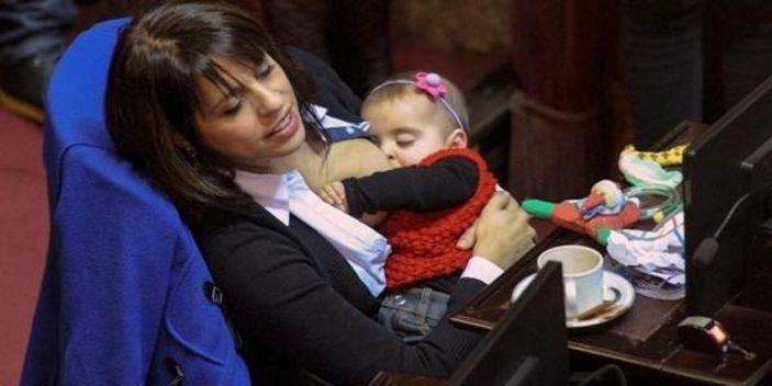 Arjantinli milletvekili Meclis'te bebeğini emzirdi