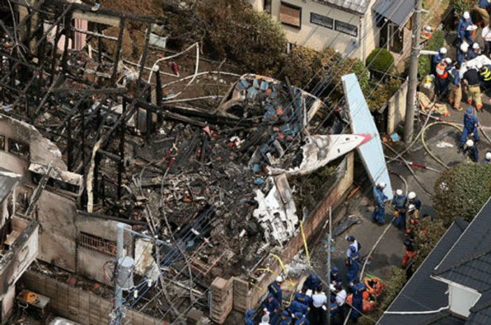 Tokyo'da evin üzerine jet uçağı düştü