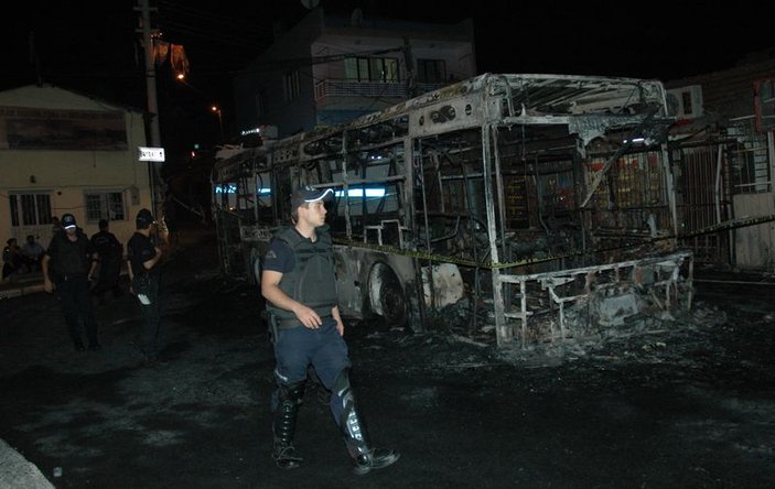 Teröristler İzmir'de otobüse molotof attı
