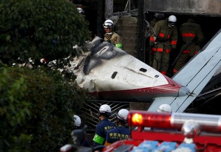 Tokyo'da evin üzerine jet uçağı düştü